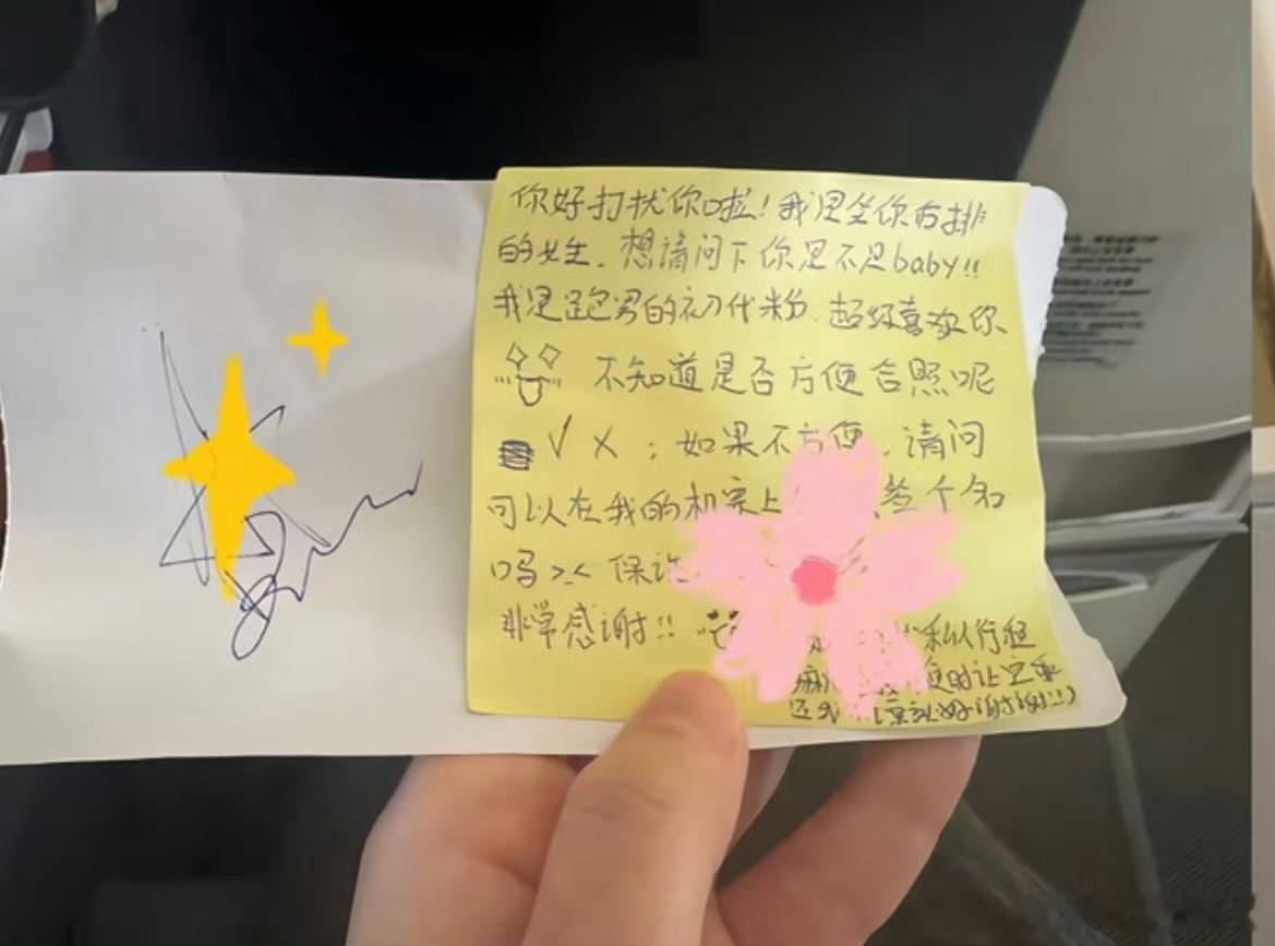 Angelababy在白纸上给粉丝签名机场暖心名场面，粉丝手绘小花便签，她耐心落