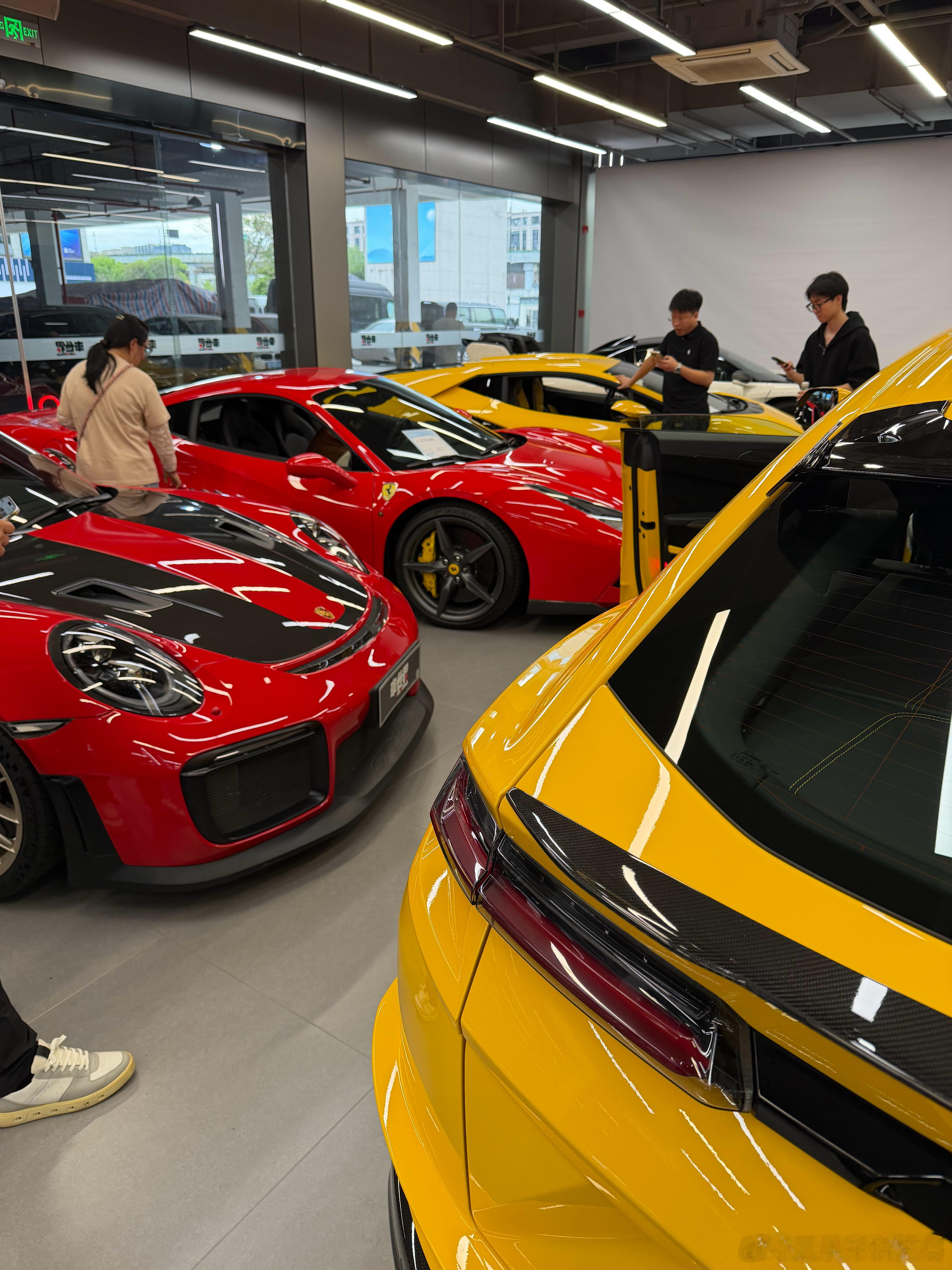 都说颜色艳的不好卖，人这不全是嚒