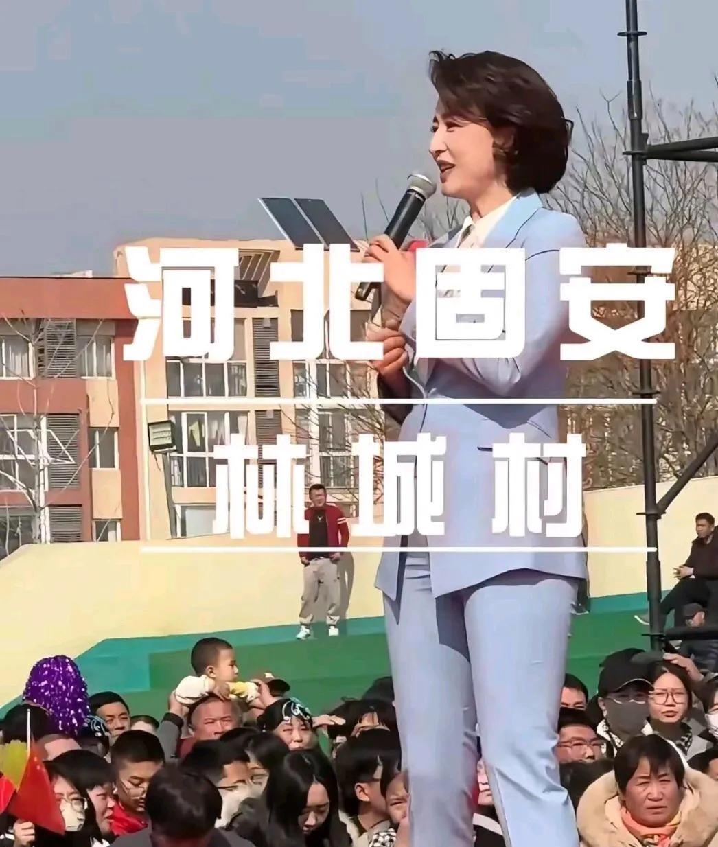 张蕾去河北主持，穿西裤太紧，被网友吐槽太不雅，张蕾怒怼网友“人心脏看什么都脏”引