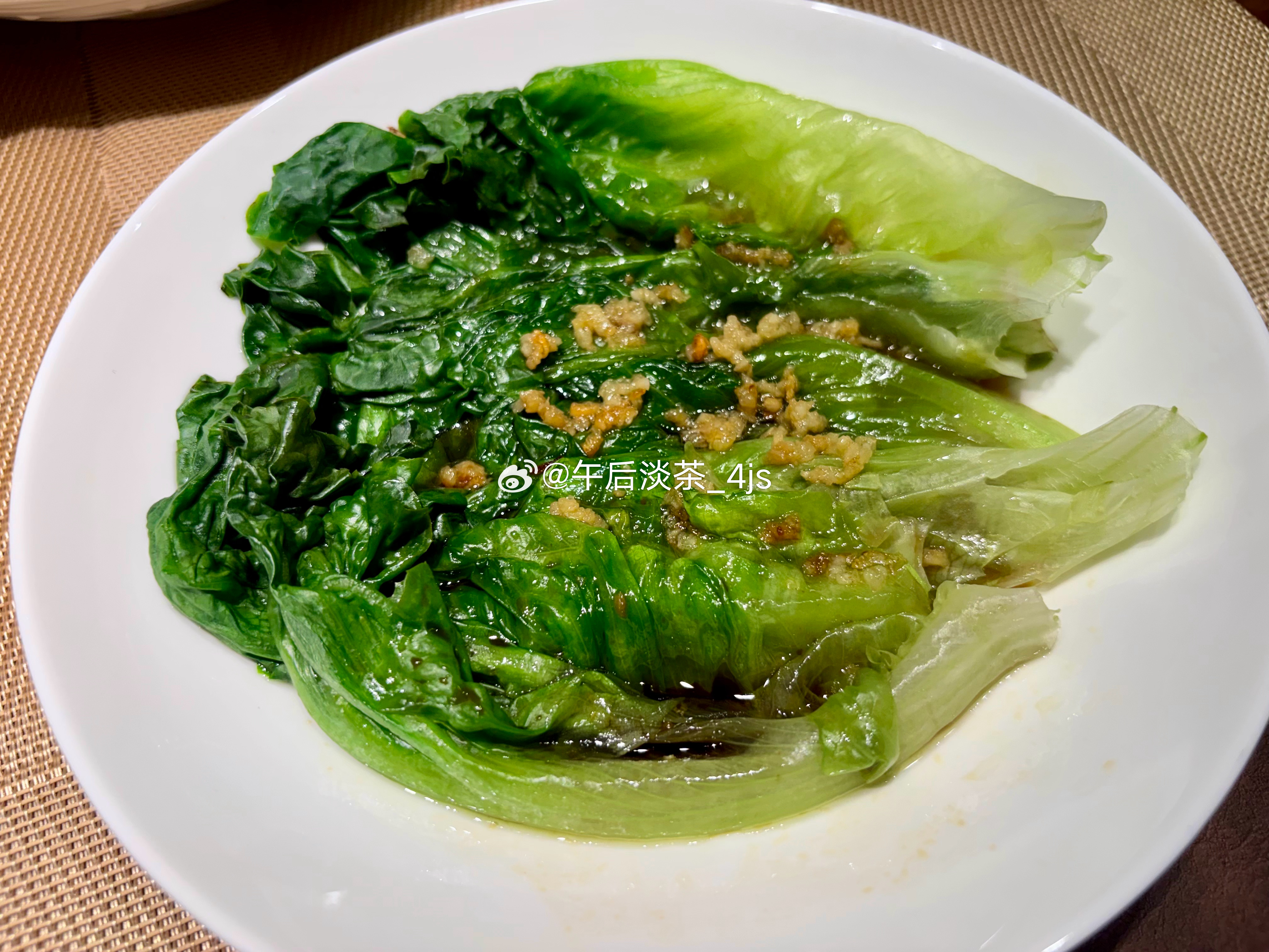 米爸说，这也是一个菜？有点像放主菜垫底下的。哈哈哈！怪盘子太大喽！[偷笑] ​​
