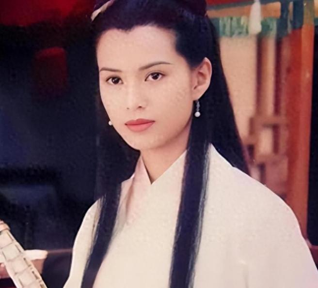 60岁李若彤陪负债富商熬十年，倒贴上亿，如今不婚不育。

当年靠着小龙女、王语嫣