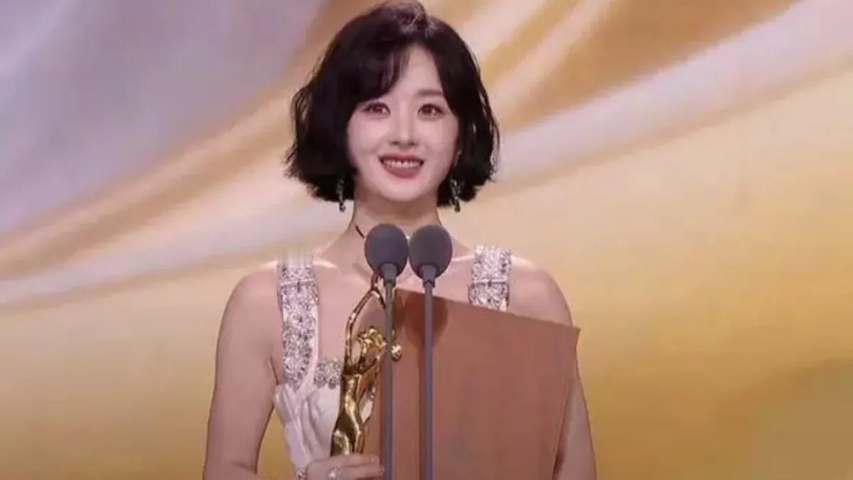 喜大普奔！赵丽颖凭借在《风吹半夏》中的出色演绎，再度荣获金鹰奖最佳女主角，实力与