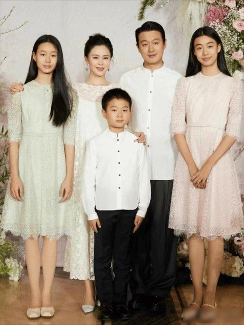 这两年星二代的成长风向变了不少，以前扎堆挤艺考、拼着进演艺圈，现在更多人愿意踏踏