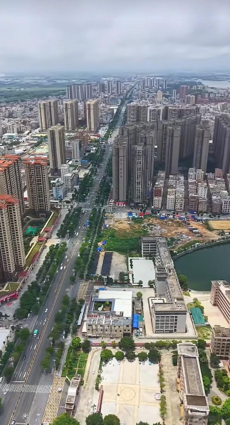 航拍湛江吴川市。吴川市的城建也比较有特点的，城区内大部分区域都是私人楼宇。早年间