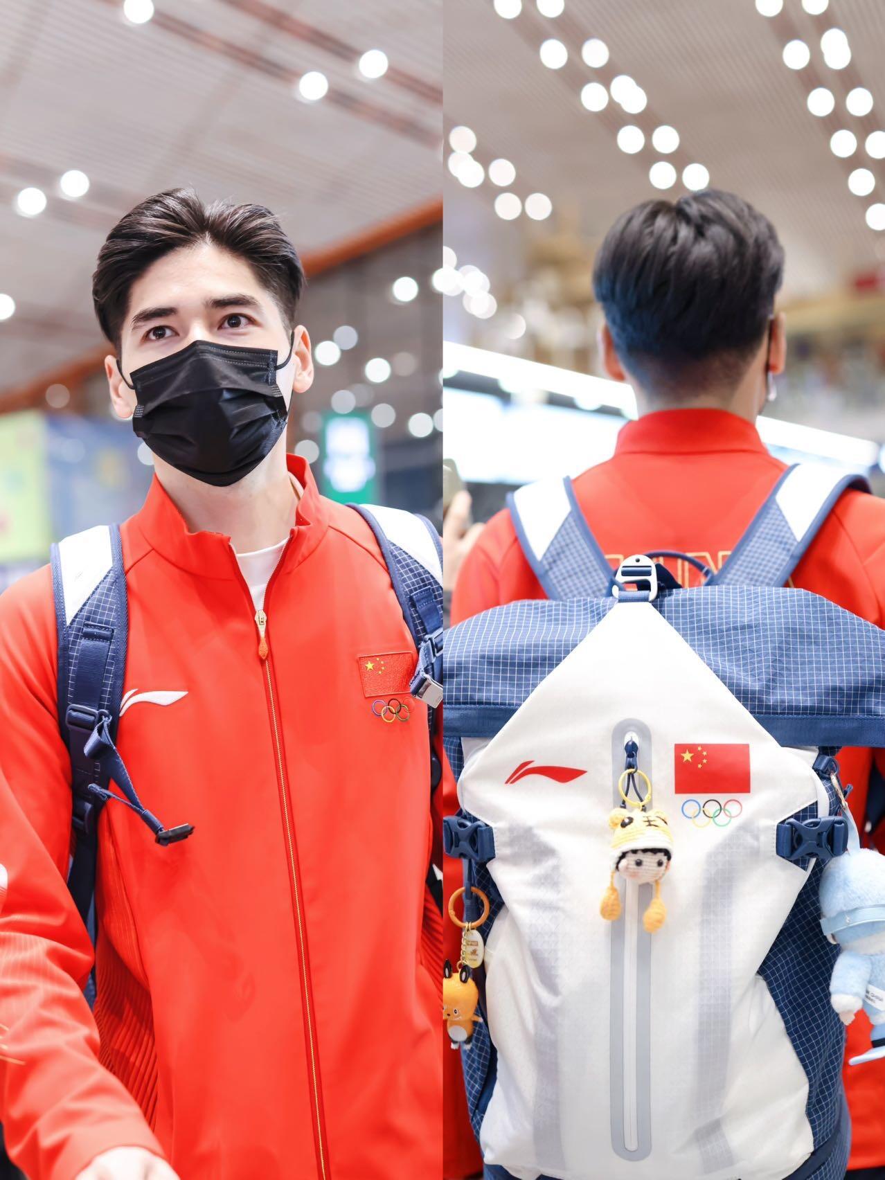 冬奥会时尚图鉴时尚灵感解读 中国短道速滑队身着红白配色的出征服亮相米兰冬奥，利落