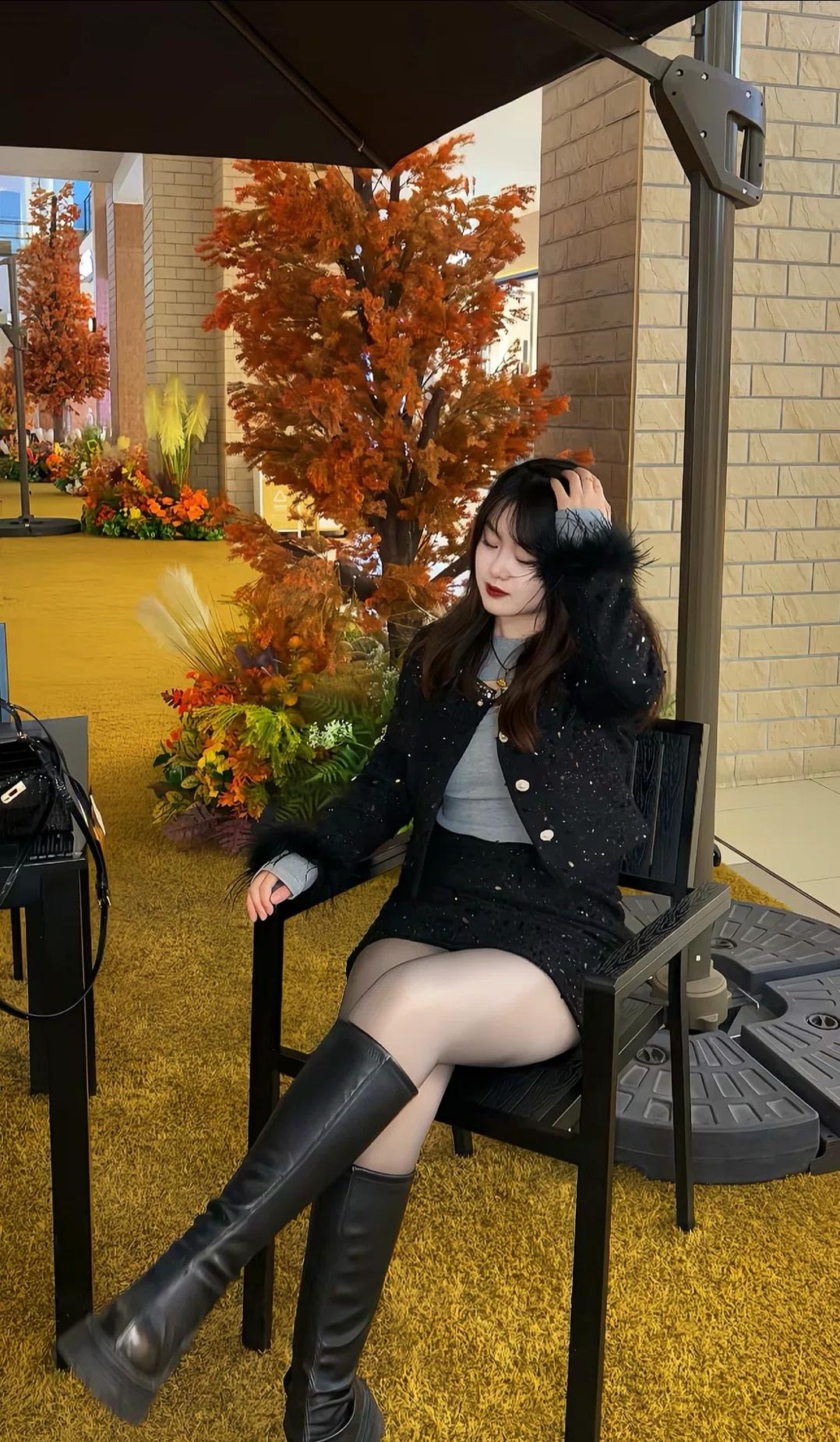 焦糖秋色撞进黑色系穿搭，亮片小香风外套缀着毛绒袖边，灰丝长靴揉出慵懒与精致的平衡