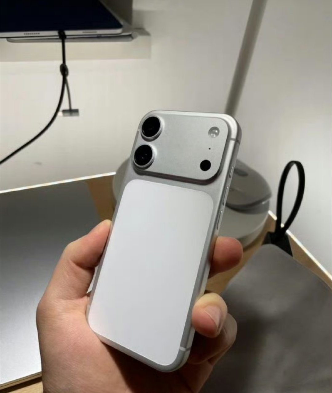 iPhone18标准版外观曝光你说苹果手机啥时候也能安装一个副屏，这样操作就简单