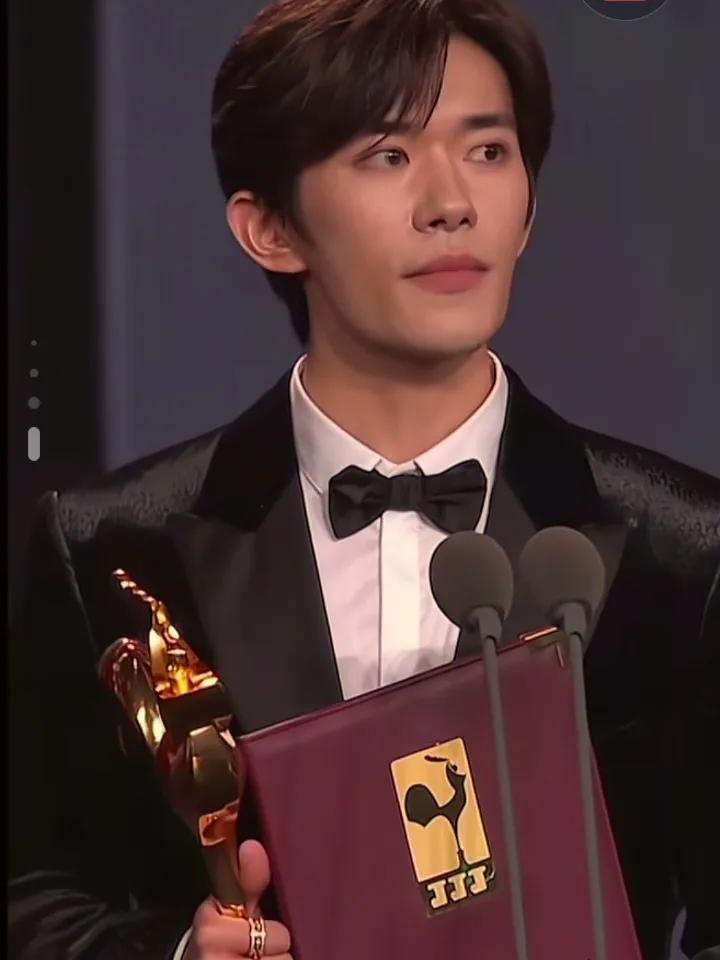 《小小的我》刘春和出圈！24 岁易烊千玺喜提金鸡奖
2025 年 11 月 15