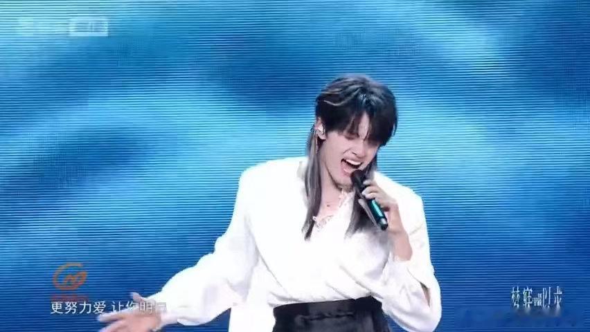 张极偏爱solo张极接长发 《偏爱》solo舞台氛围感封神，长发随风轻扬，张极开