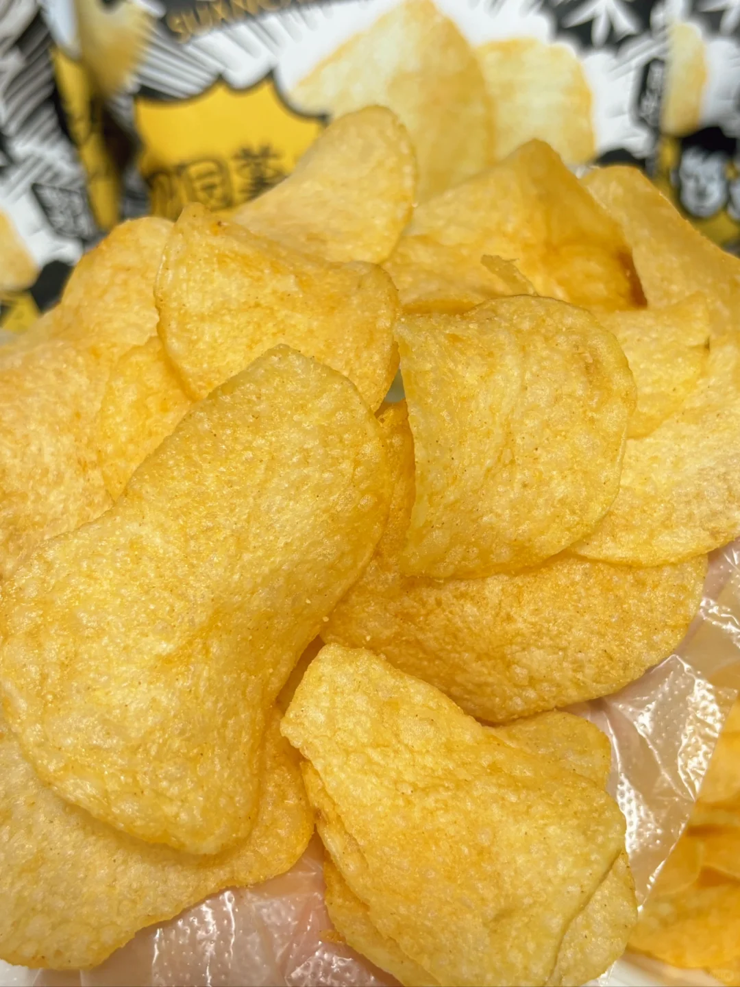 What?酸菜鱼味的薯片....