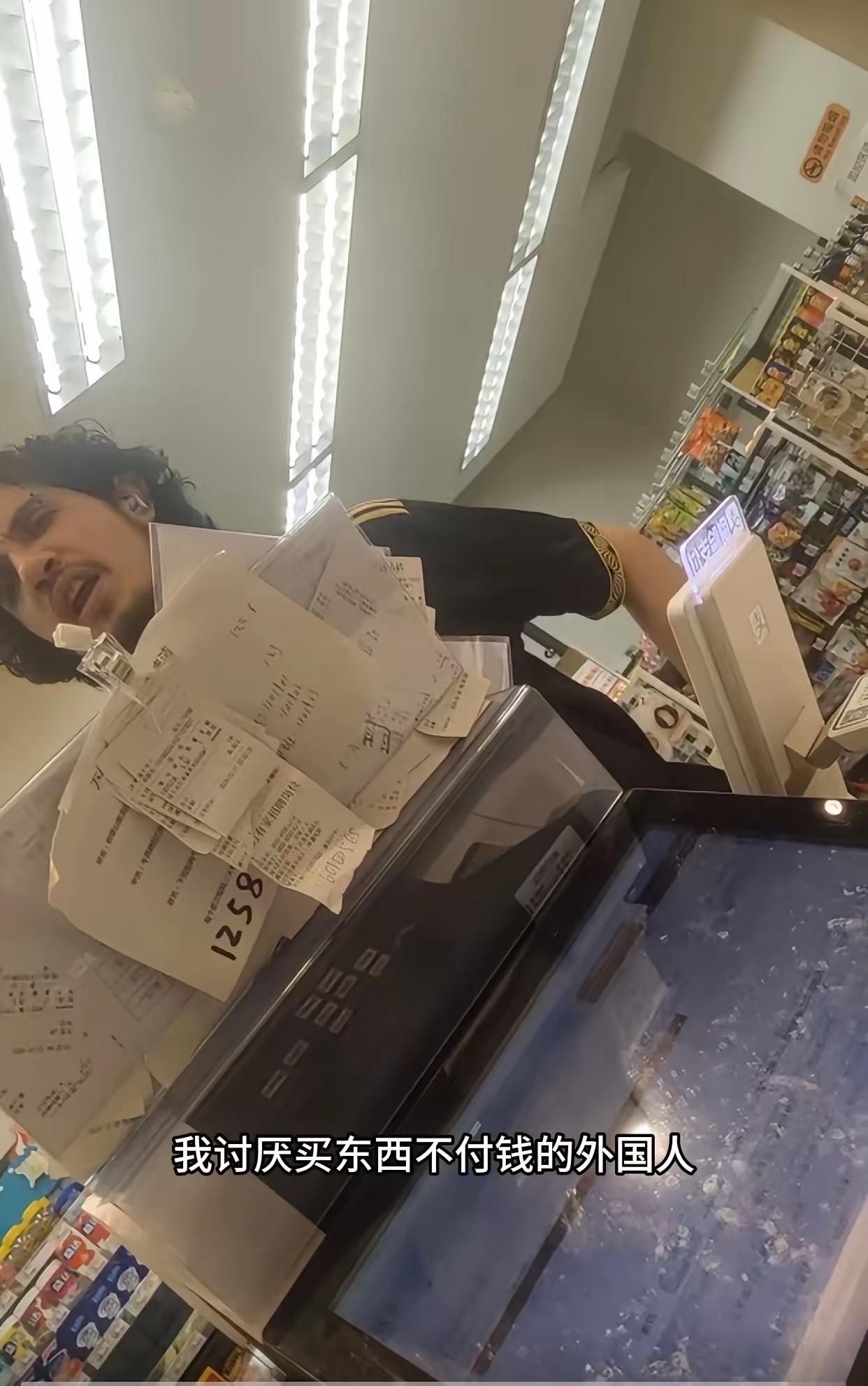 5月26日湖北，一名外籍男子购物后拒不付款。店主索要款项时，对方非但不结账，还反