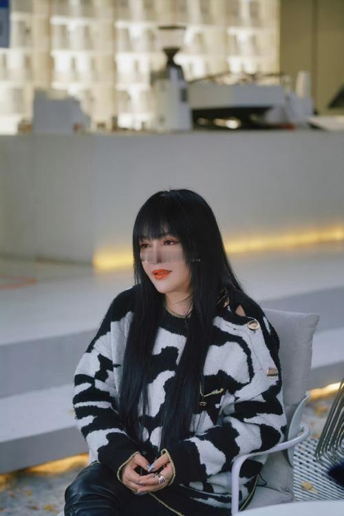 62岁千百惠因病去世，上个月刚抱孙子。💔宝子们，刚刚得知一个悲痛的消息，歌手黄