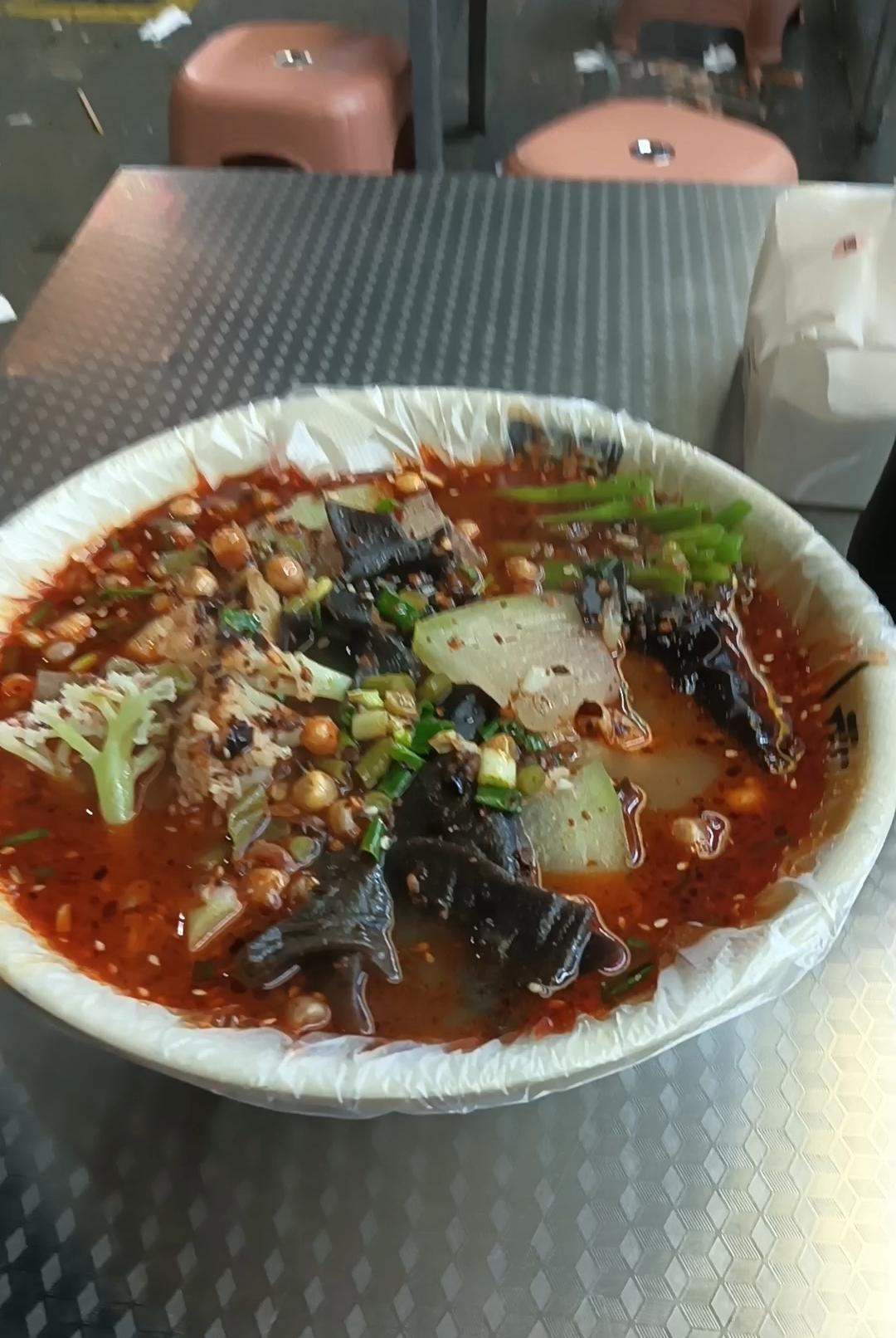 大家好，我是七姐，感冒好几天都没有好。有一位粉丝，他说叫我去吃一碗麻辣烫。叫老板
