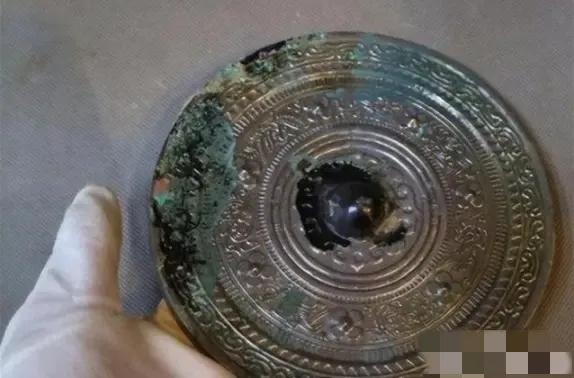 1982年，一位农民向 上海 来的几名专家炫耀道：“俺家有面照妖镜，是祖上传来的