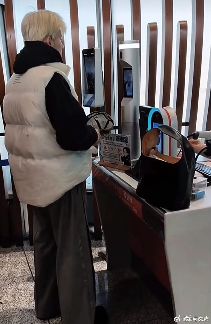 胡先煦白发胡先煦白毛 胡先煦白毛，撕漫男来了 胡先煦秒删博