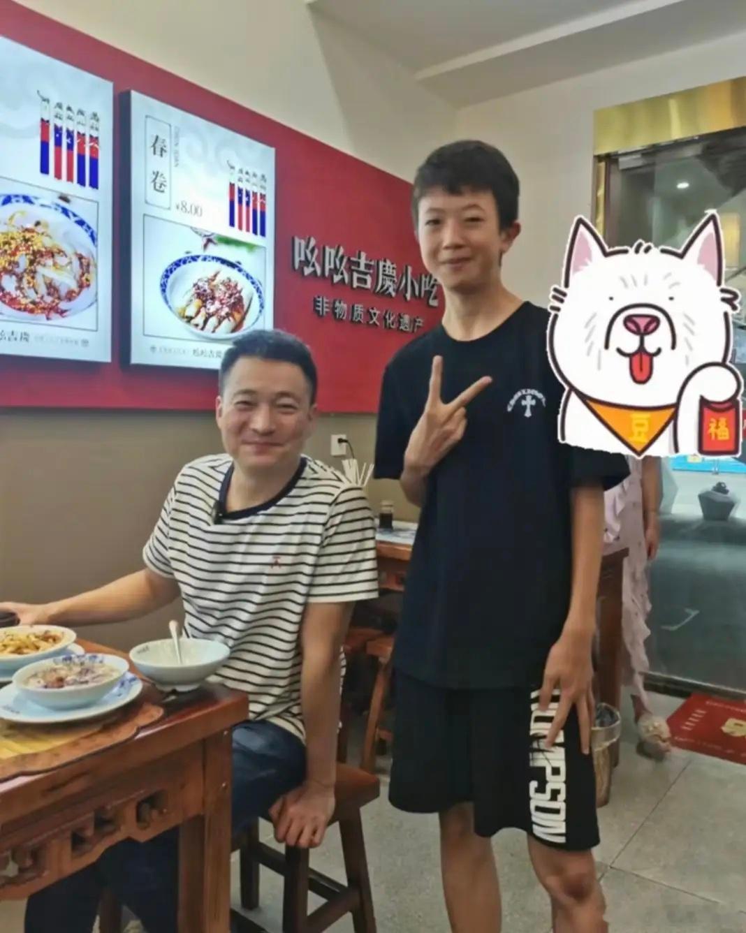 49岁喻恩泰在四川成都一家餐馆吃面条被偶遇，他现实中真人看起来状态挺好的，脸蛋圆