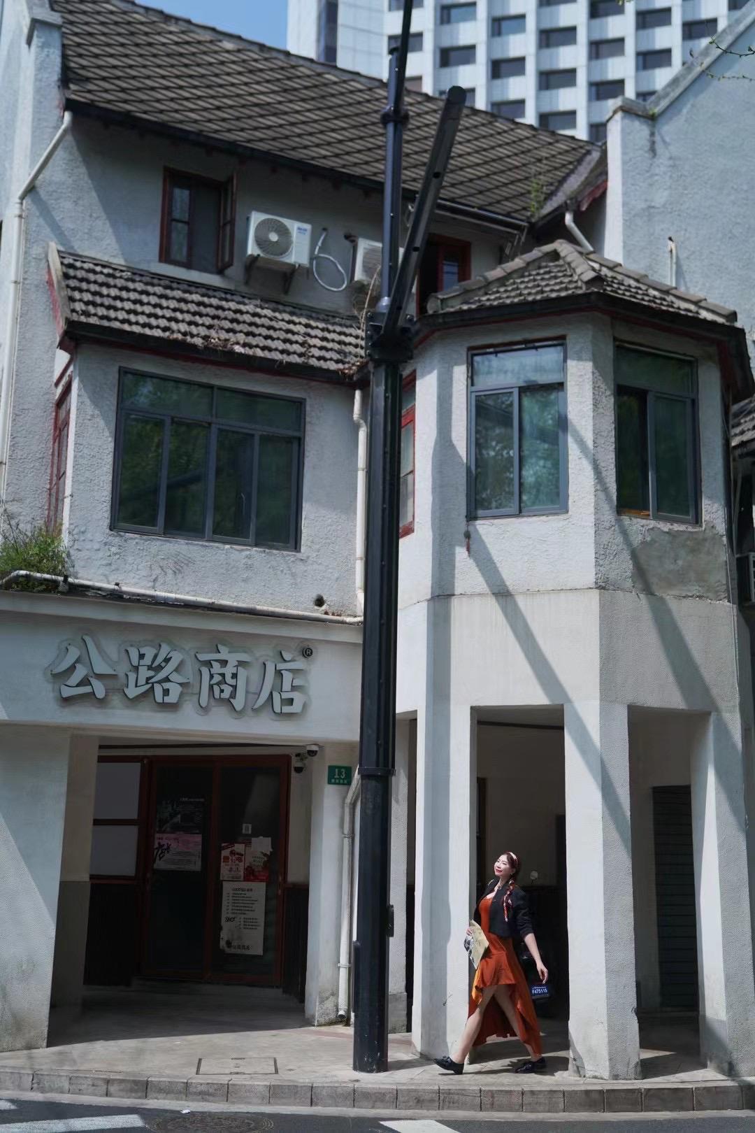 夏日生活打卡季 
🍃巨富长的梧桐叶脉里，流淌着半部上海摩登史。是日晴好的上海，
