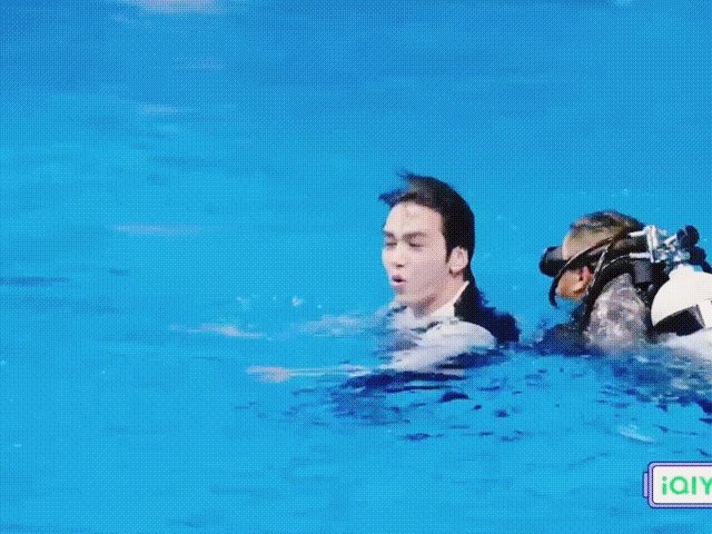 邵子恒跳水空中翻腾一周半 邵子恒挑战高难度向前翻转一周半成功！每一次挑战都是成长