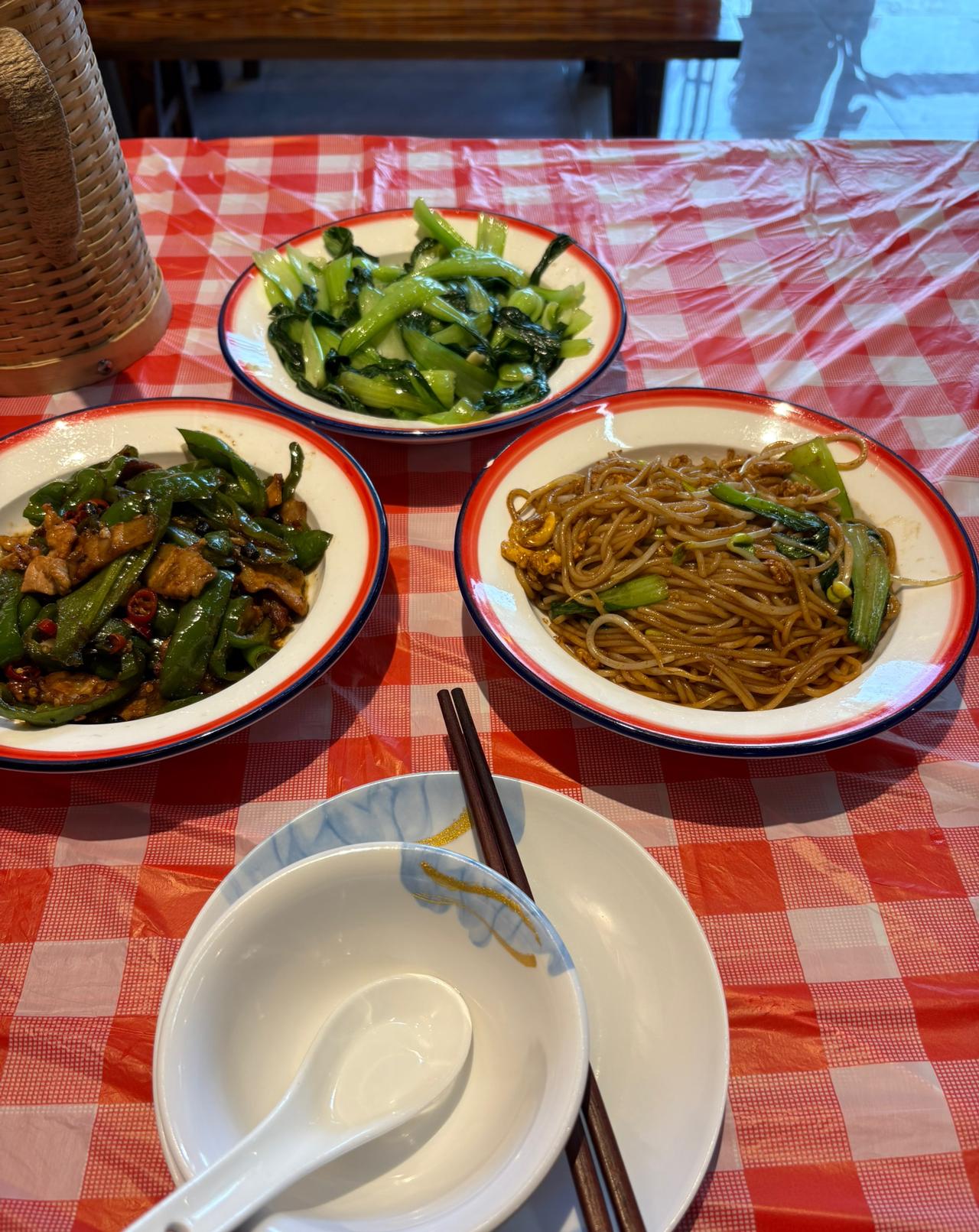 南昌炒粉
南昌菜很有锅气，都是现炒的，
端出来热气腾腾，食材都很新鲜。

辣椒炒