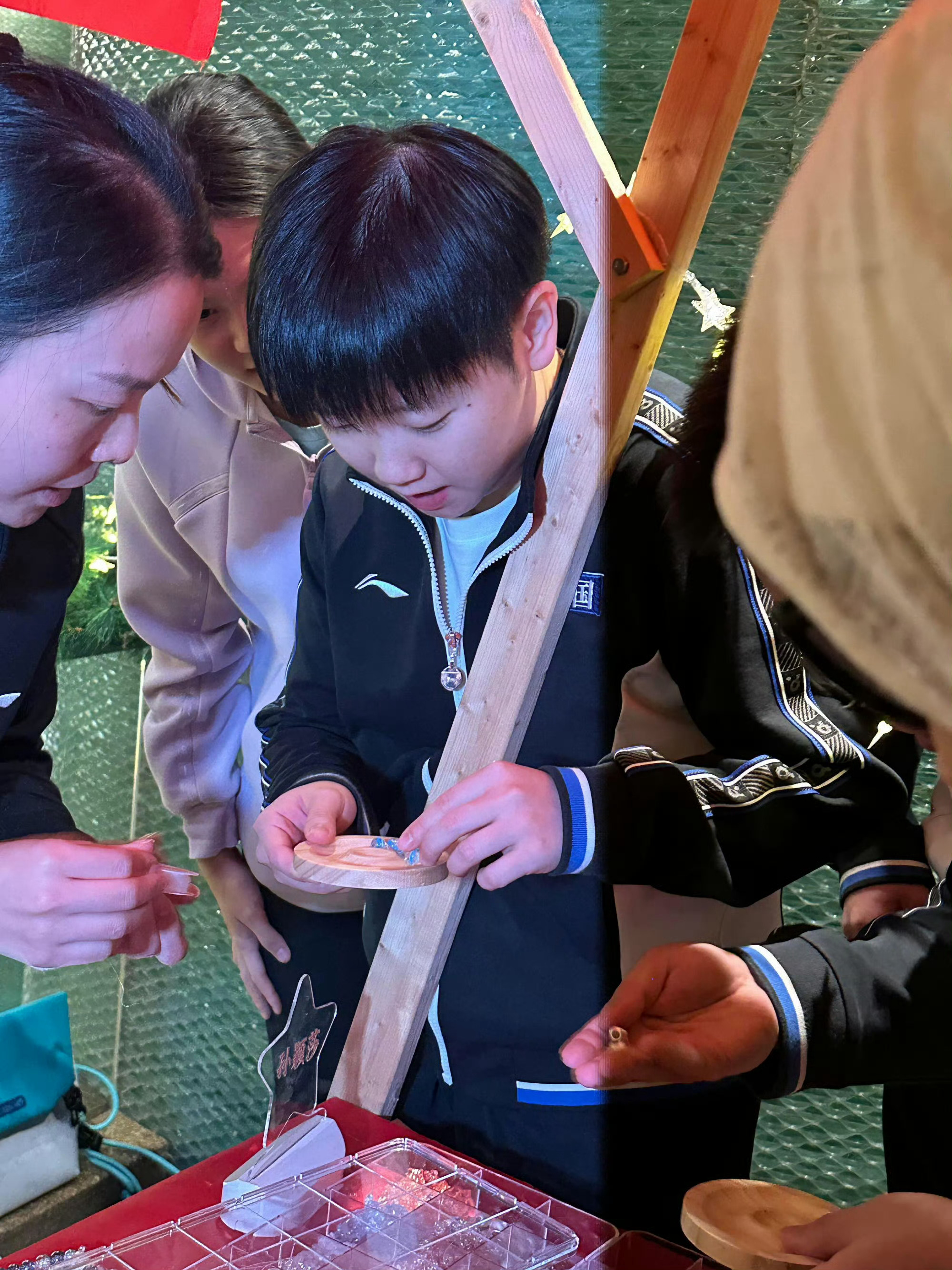 就很乖啊一举一动都像小孩子手上要捏住支撑的木架看人穿珠子，自己玩肩膀也要靠着