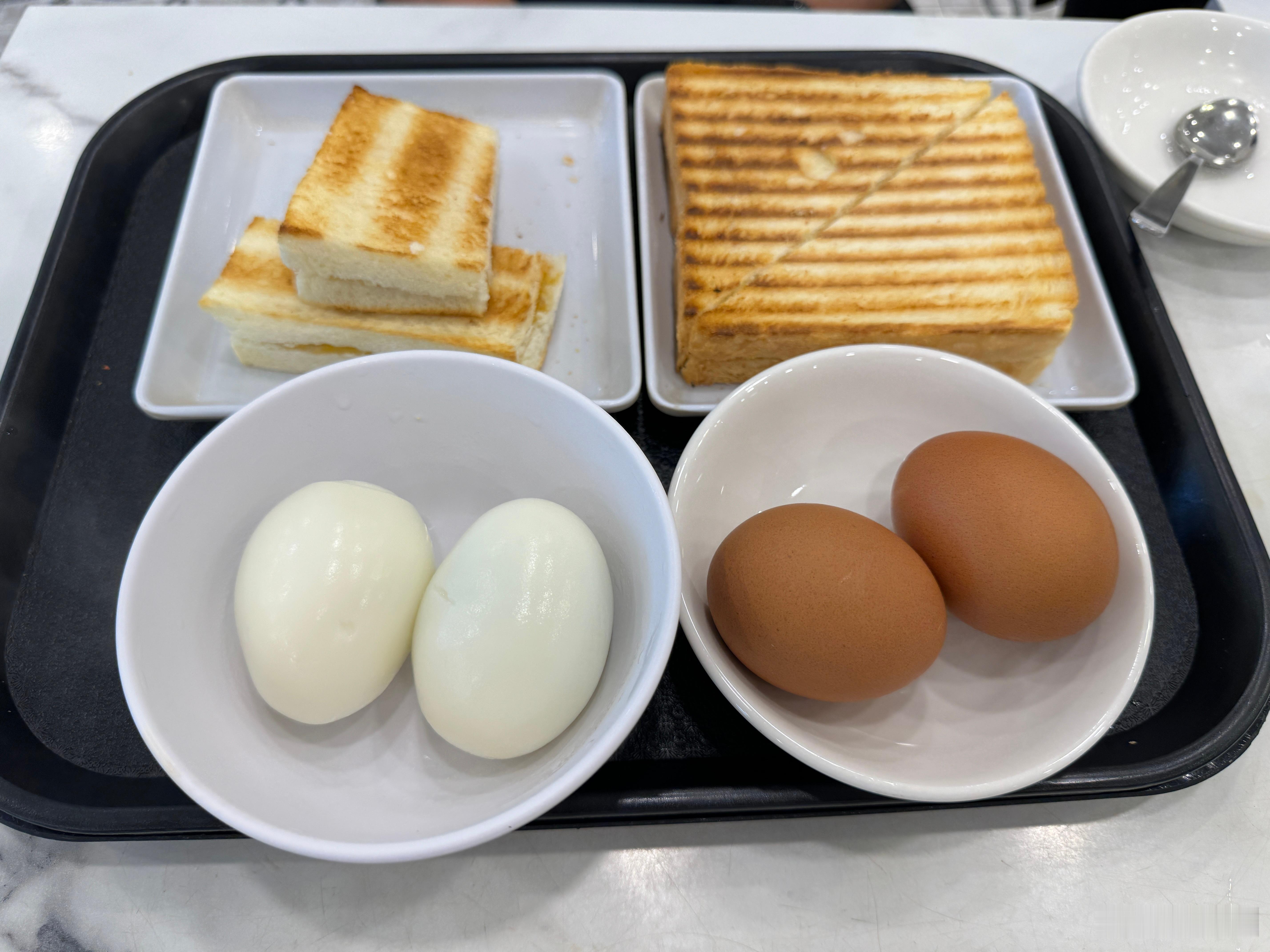 咱就是说，新加坡式早餐有点费鸡蛋啊，吐司里还夹的有，还得蘸鸡蛋。  ​​​