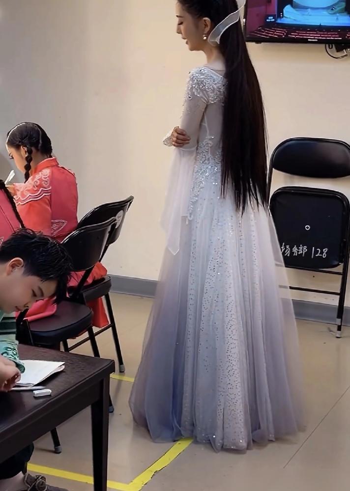 别再吹“仙女”了，佟丽娅的后台比你还狼狈。
刚跳完两场，气还没喘匀，佟丽娅穿着