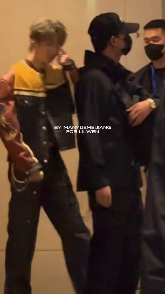 刘耀文宇宙闪烁请注意发带机车服look，刘耀文黄色发带拽感拉满，期待住新综艺录制