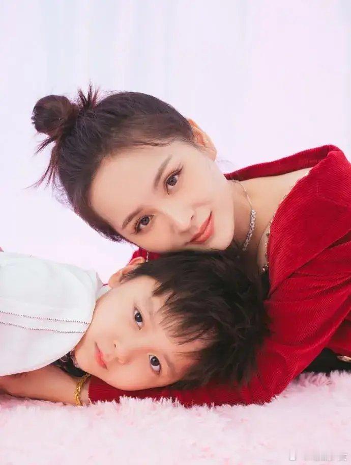 #邓莎给儿子饭里加增高药#近日，邓莎为儿子大麟子的身高问题操碎了心。为了能让11