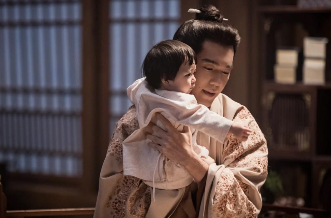 钱弘俶与孙太真大婚之日，舅舅还对墨迹阿姐说，再不出来，这外孙都要出来了。

一转