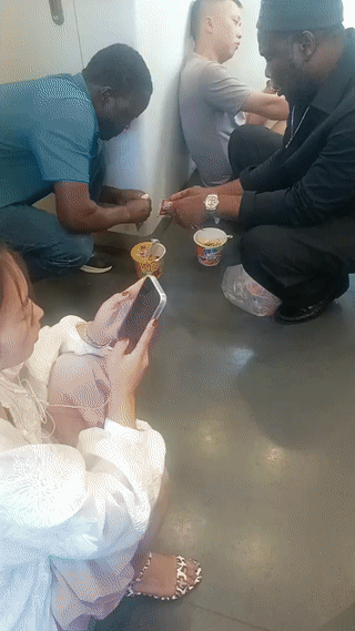 这两个黑哥可真是能入乡随俗啊？
他们乘坐火车竟然和我们一样在火车上吃泡面？
黑人