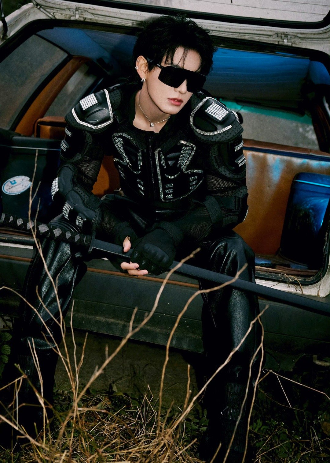 姚琛歌名越长舞台越狠姚琛把《我在黑夜觉醒杀服阴暗怪物》演成了舞台动作大片！暗黑战