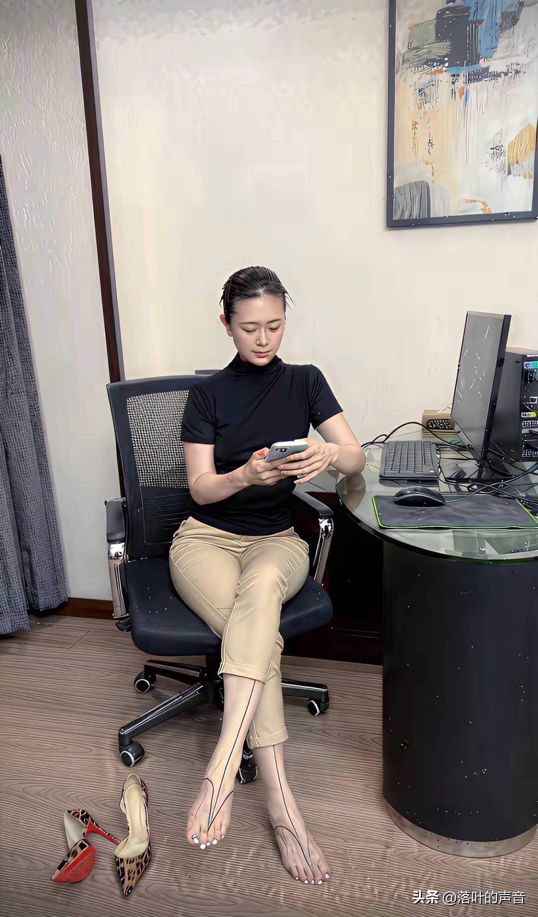 博主说，一看这个女人就是不简单的人，如果你不信，你可以看一下她的丝袜和鞋子，是不