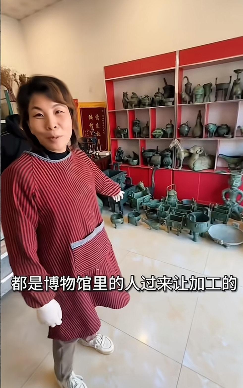 这位大姐要火了，

真的是什么都敢说，

指着一堆青铜器直言，这都是博物馆的人让