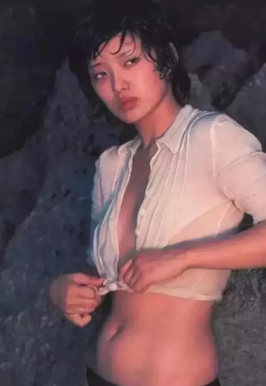1978 年，19 岁的 山口百惠 拍下了一组流传数十年的经典少女写真，这组作品