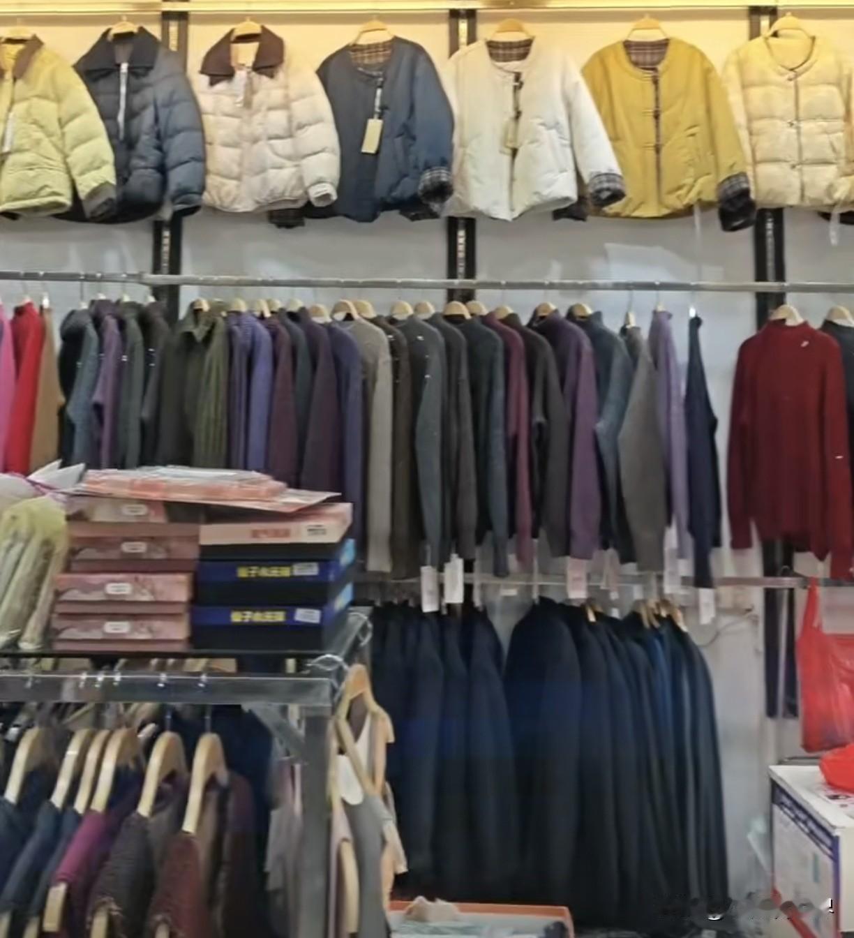 距离春节还有差不多一个半月，你们过年的衣服买好了吗？

在我们这代人心里，过年的