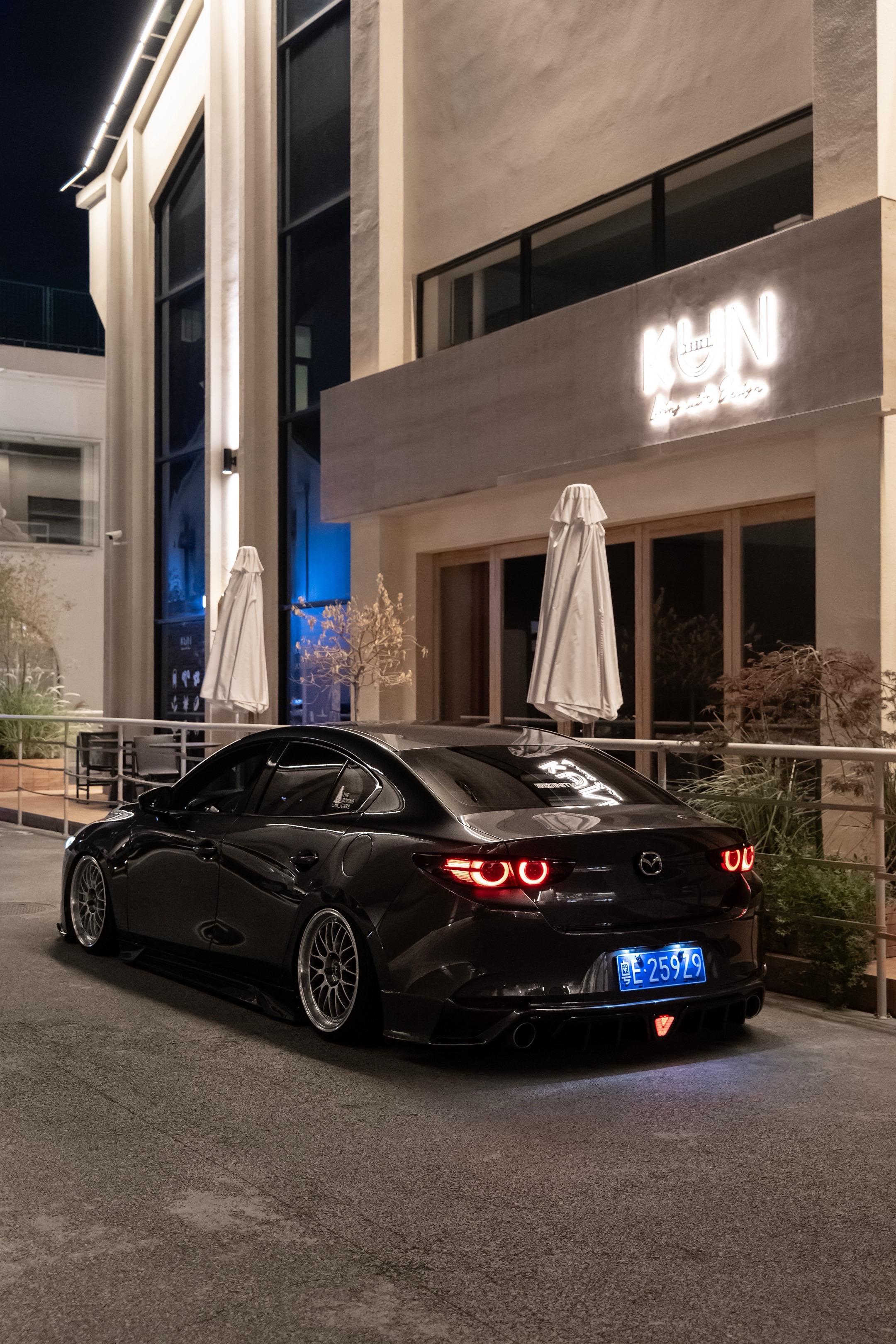 在晚上密密麻麻一堆尾灯的时候。一眼就能认出你