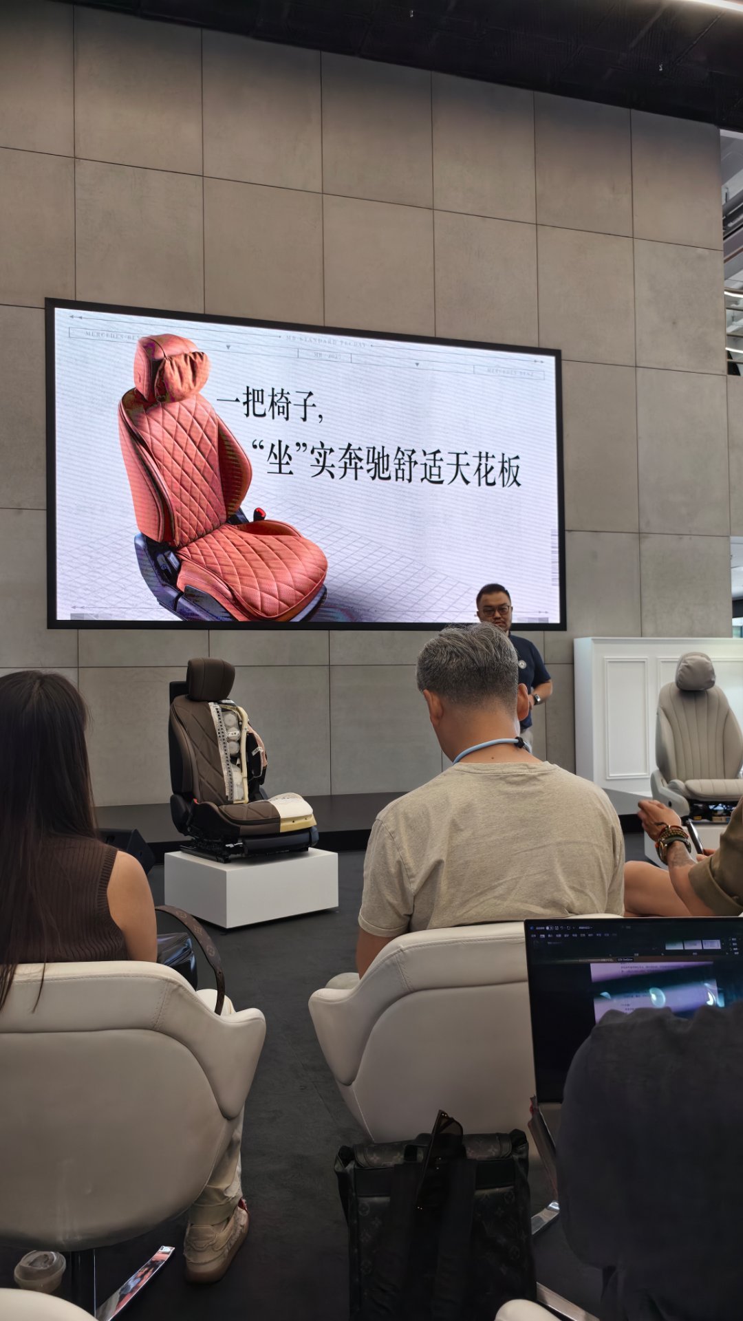 tmd，我现在知道为啥能当冠军了，我们都在听讲奔驰的科技牛逼在哪里，左耳朵进右耳