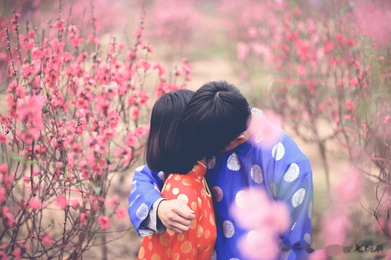 为什么男人搞婚外情时，总热衷找已婚女人？

1.已婚女人不必负责任。
绝大多数男