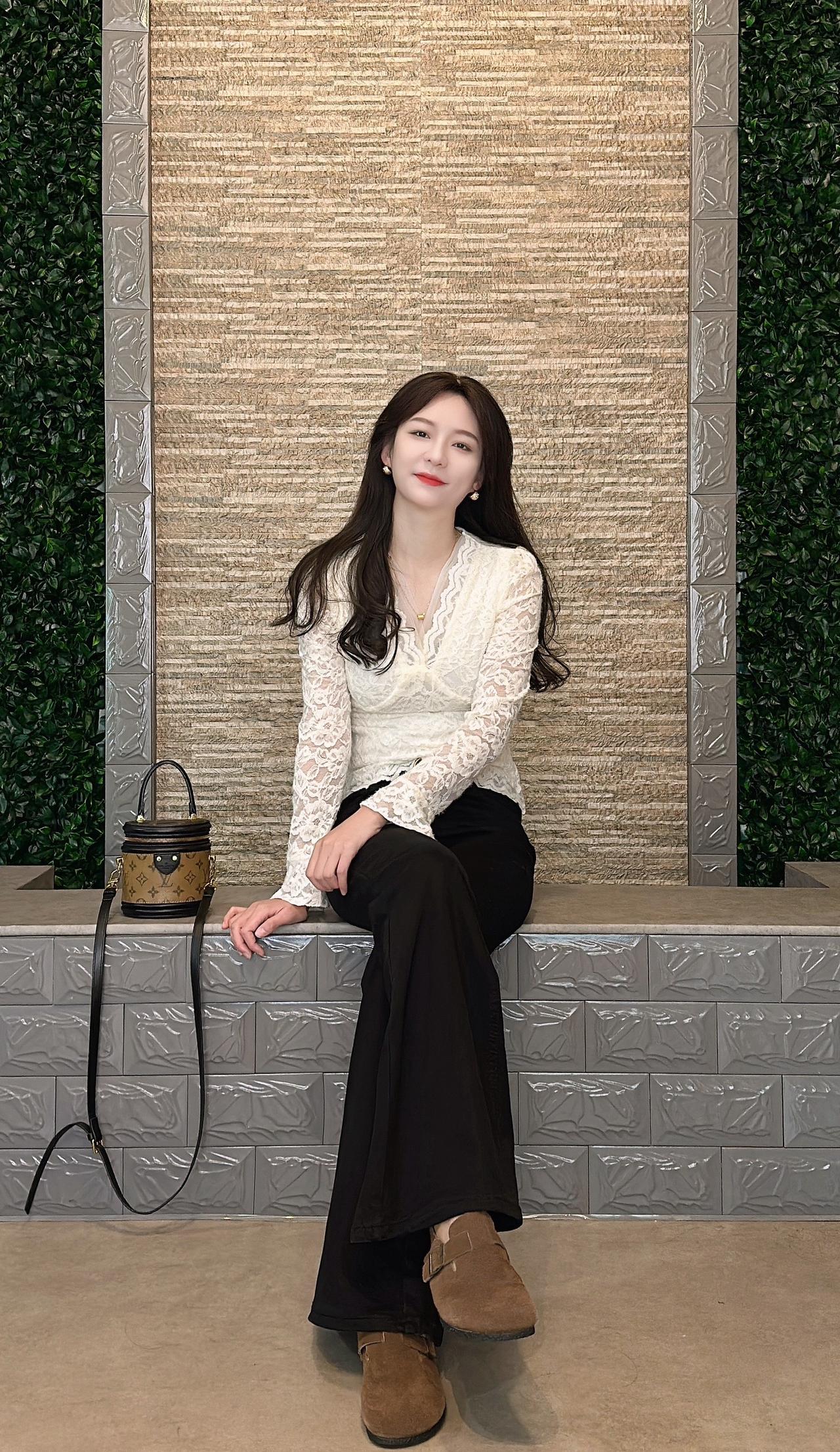 不觉之中，时间悄然流逝，那些遗留在岁月里的曾经，只留下最美的痕迹，记录着那些刻骨