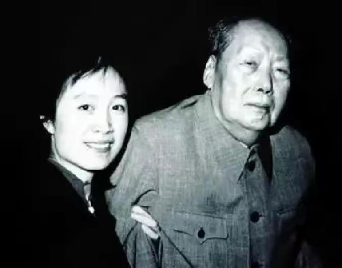 1976年，毛主席离世前一日面色发黄，嘴唇泛着青紫，他轻声对身旁护士说出八个字，