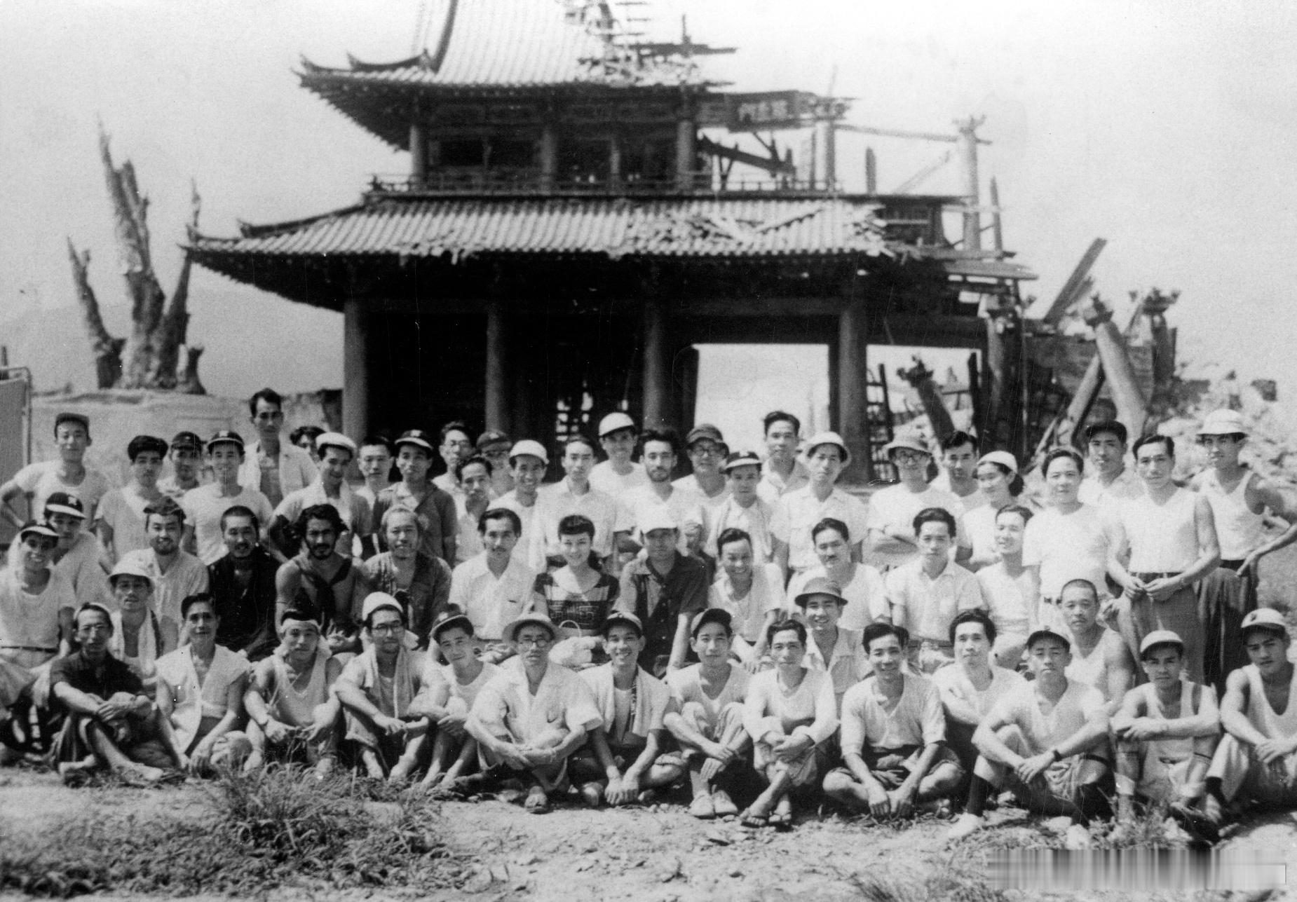 《罗生门》剧组在片场的一张合照75年前的今天，黑泽明导演的这部杰作在日本上映 ​