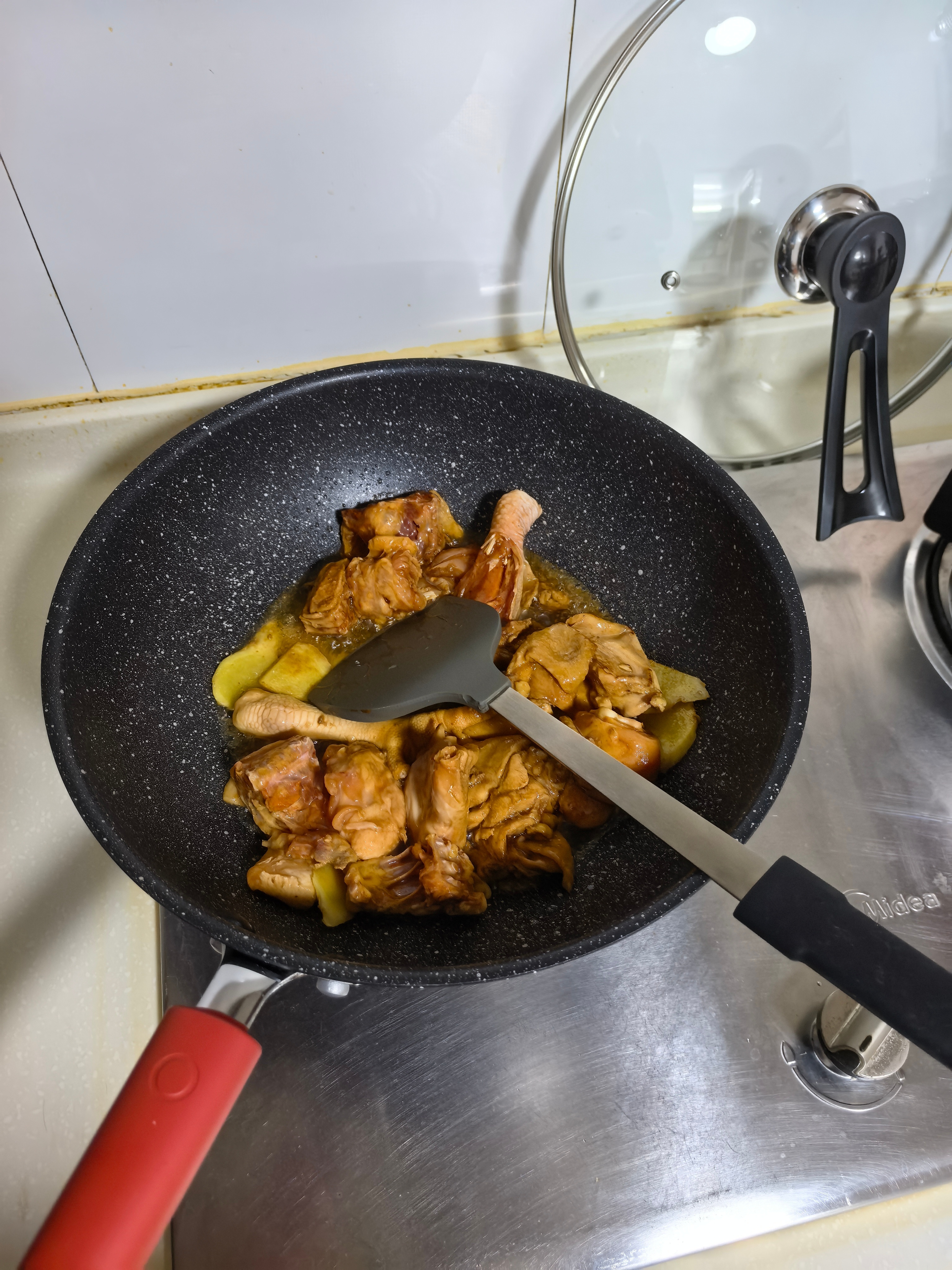 出租屋做饭中哦呵呵佐以美味牛堡 