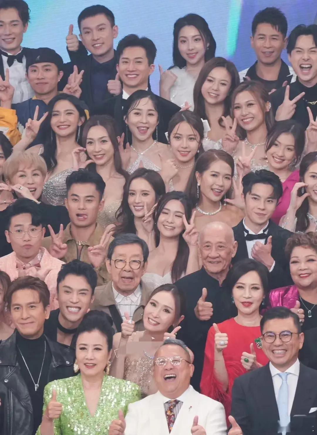 明星的镜头感，这么多人没一个闭眼睛的！！ 