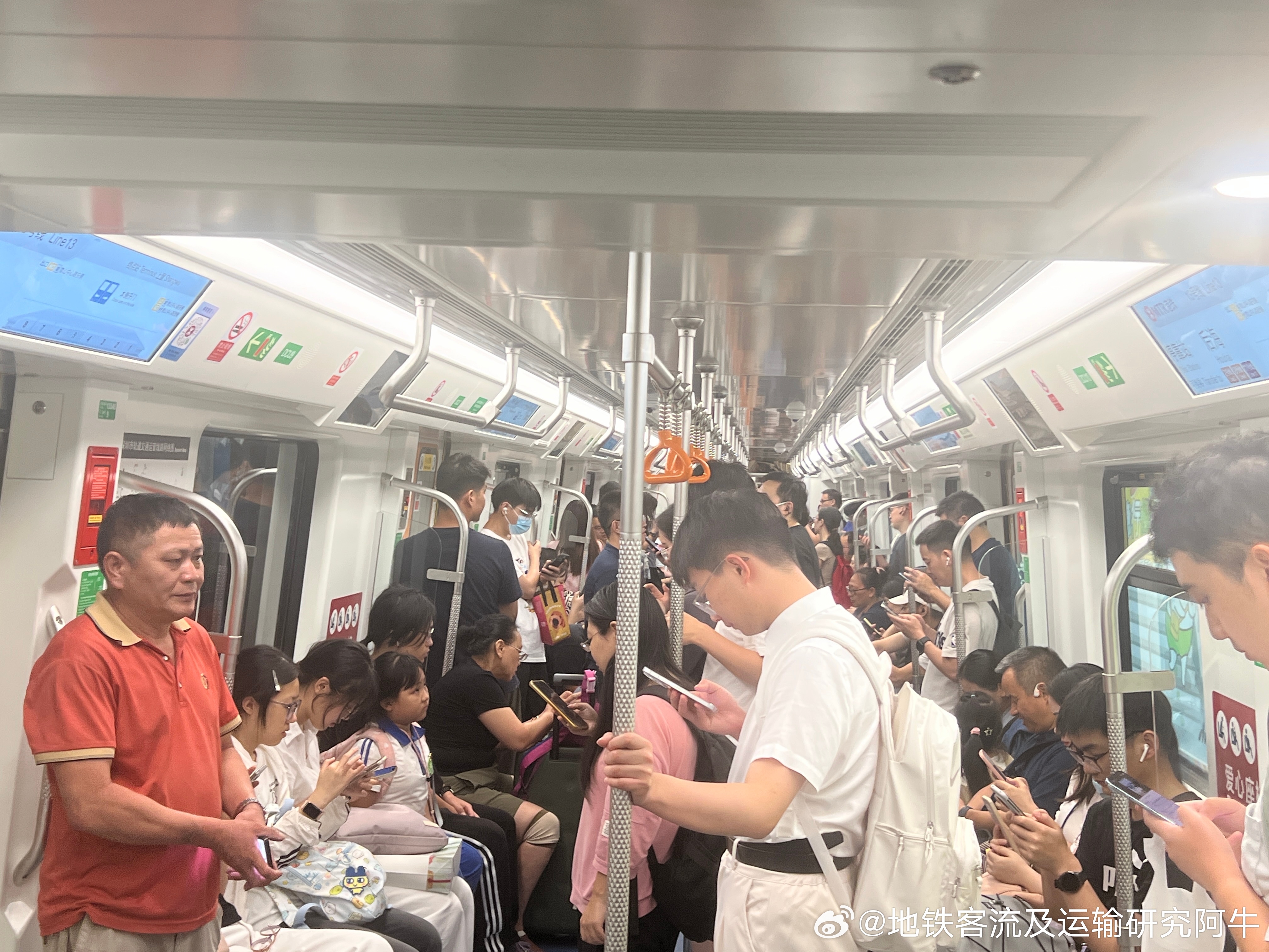 深圳地铁深圳地铁13号线 网友：2026年6月26日（周五，雷阵雨）18:25，