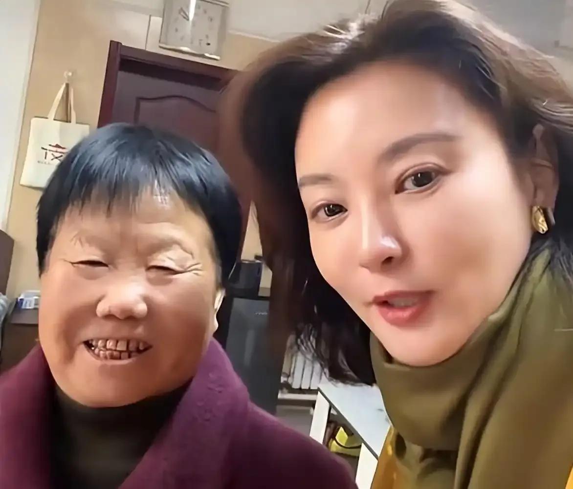 49岁的刘芳菲，一条裤子能穿十七年，这份节俭令人动容。曾经，她有着幸福的生活，却