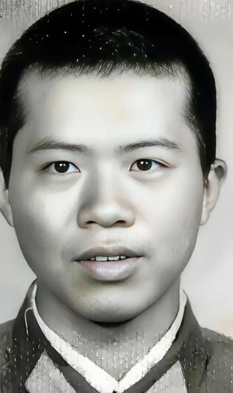 1984年，老山战场，21岁的战士刘家富不幸中枪，跌倒在坑，此时，坑外有4名越军