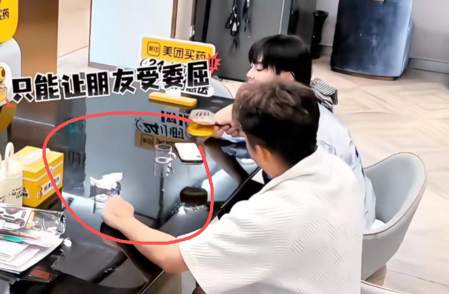 邹市明给客人倒茶时顺手也给妻子添上，

一个动作说明他会照顾人

却回答不了这段