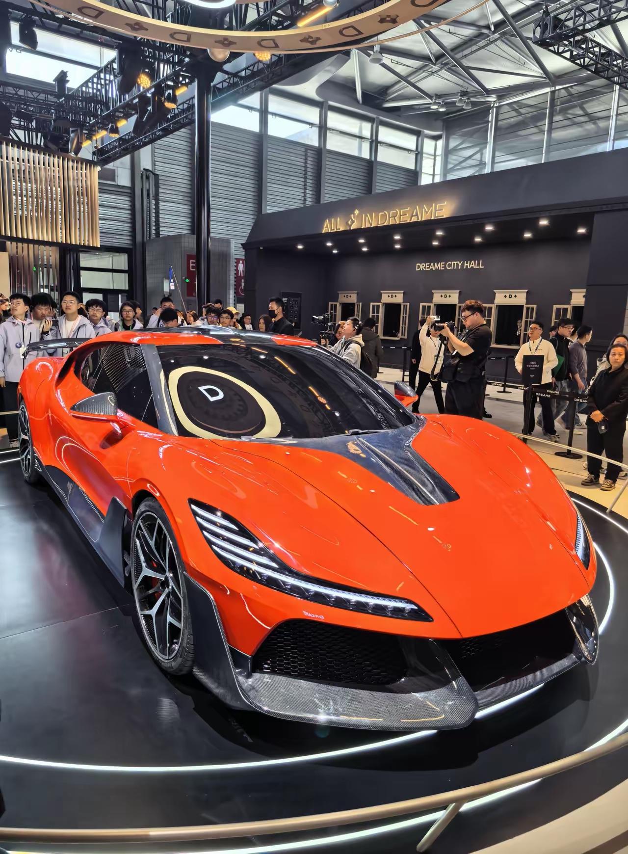 最近全网都在聊追觅，这家原本低调的公司突然火遍全国。
追觅靠扫地机器人起家，主打