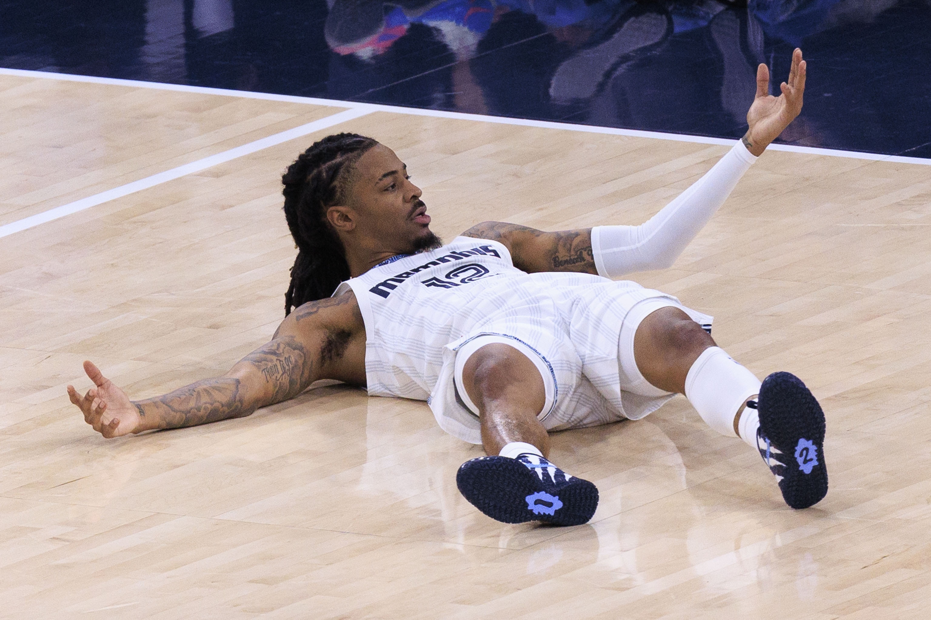 NBA 若灰熊不想牺牲选秀资产摆脱莫兰特 可能会被迫选择买断他 