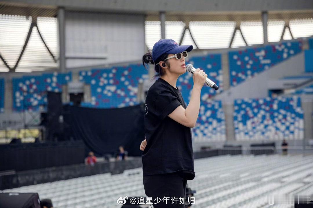 杨千嬅把两个红磡搬到成都 东安湖体育场连开两天，3万多人场场爆满。杨千嬅把红磡六